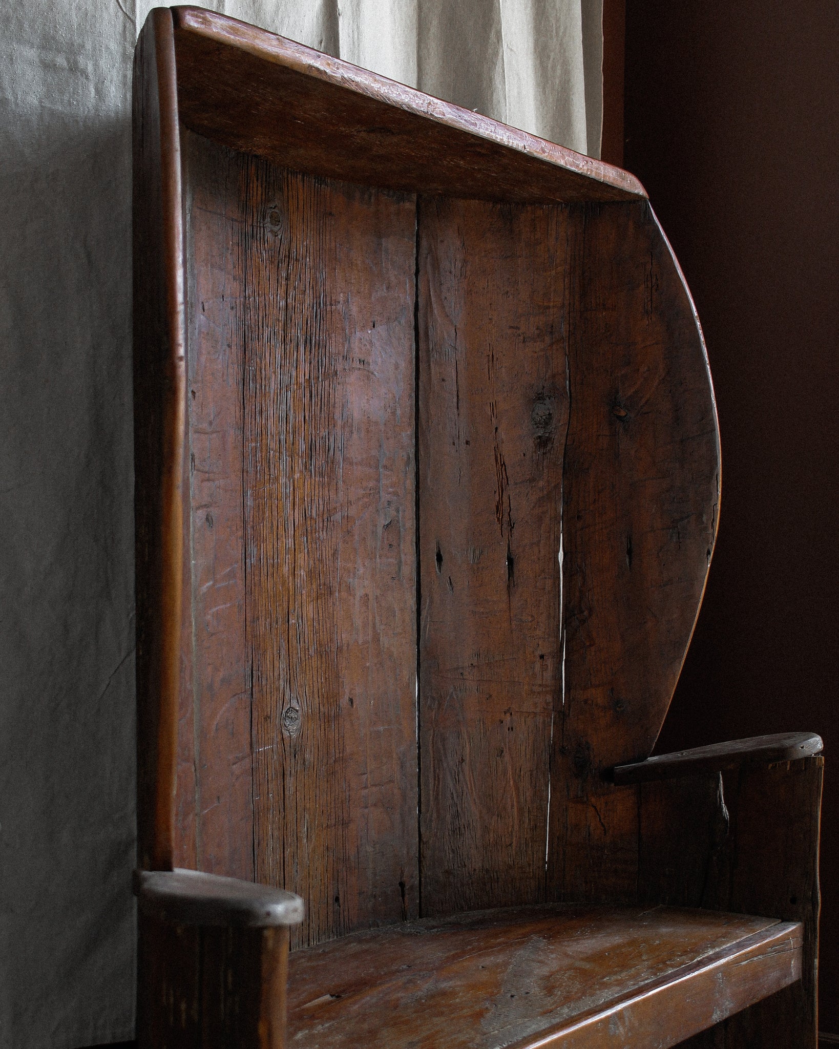 Late 18th Century Elm Hooded Fireplace Settle