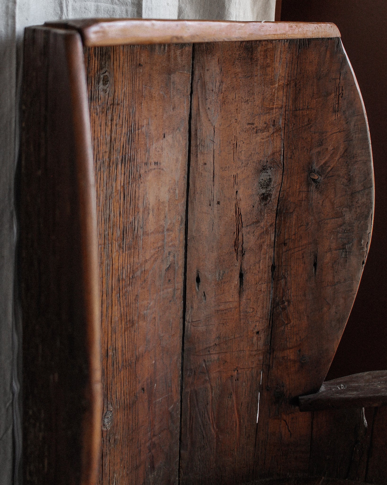 Late 18th Century Elm Hooded Fireplace Settle