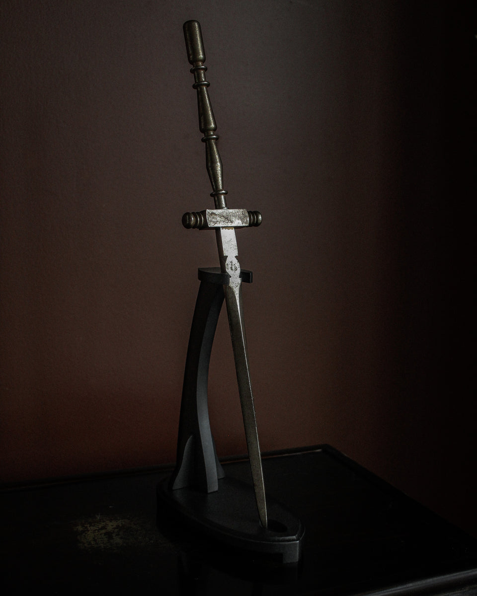 Rare Italian Renaissance Stiletto Dagger on Stand – gallery elder